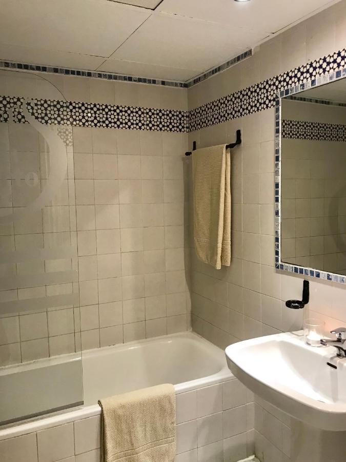 Large And Elegant In Puerto Banus With Pools And Paddle Apartman Marbella Kültér fotó